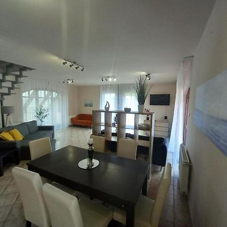 Lujza Apartman Goedoello Apartment Екстериор снимка