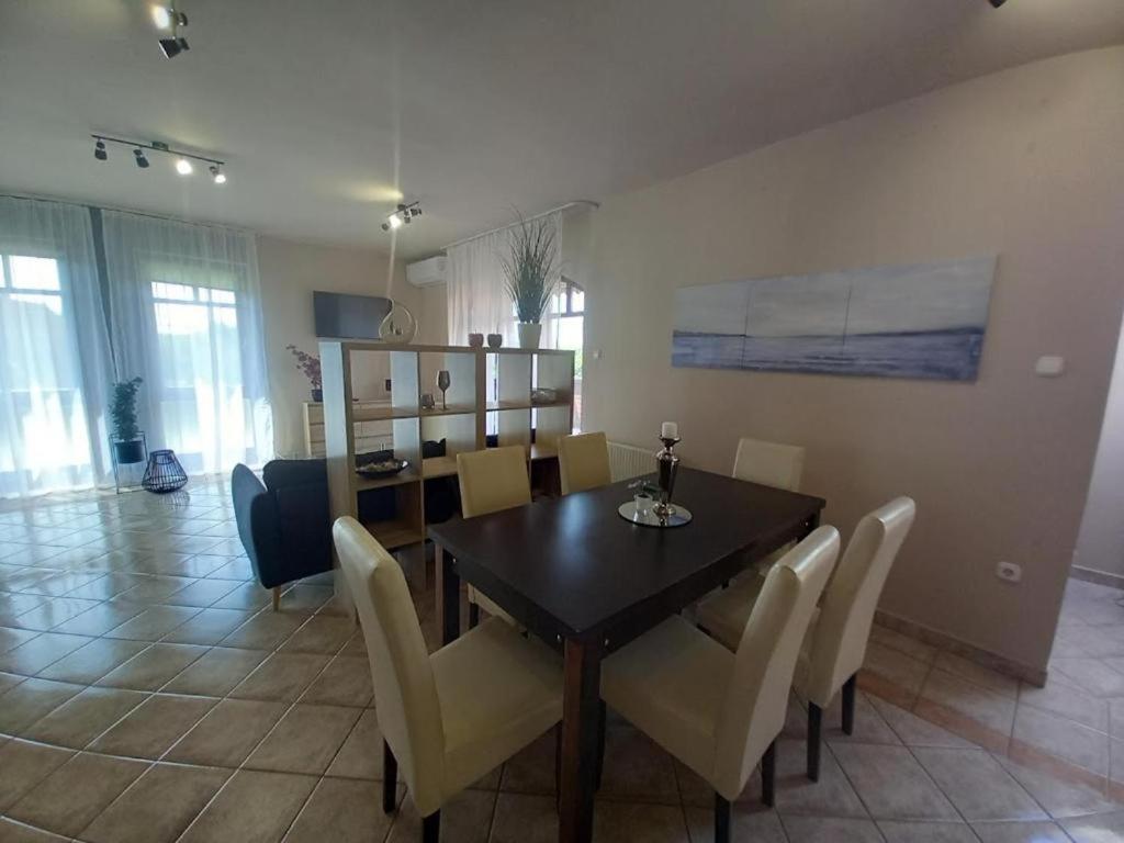 Lujza Apartman Goedoello Apartment Екстериор снимка