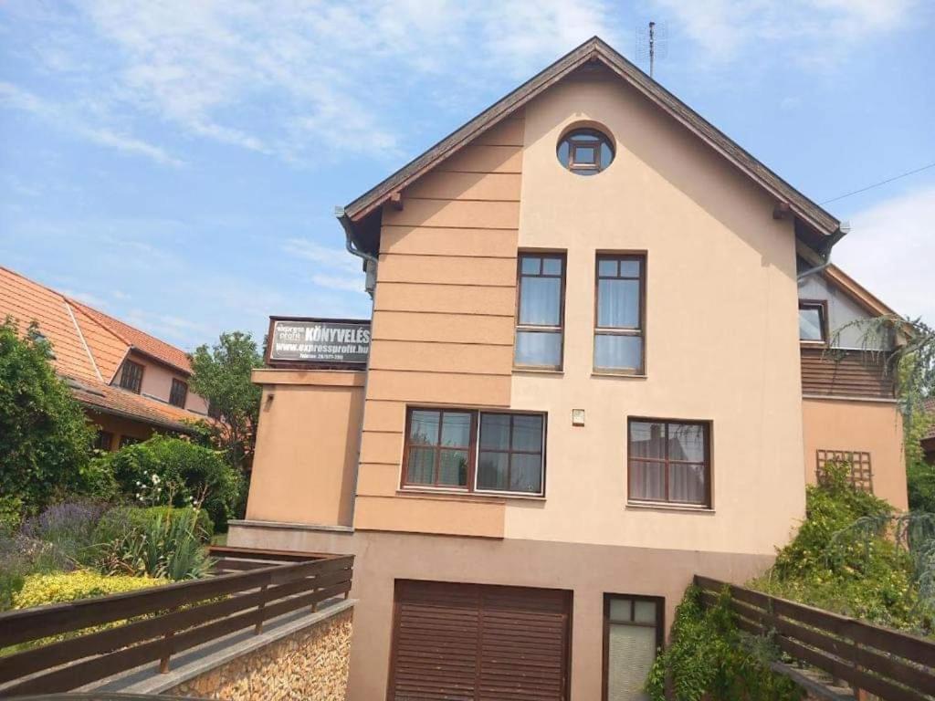 Lujza Apartman Goedoello Apartment Екстериор снимка