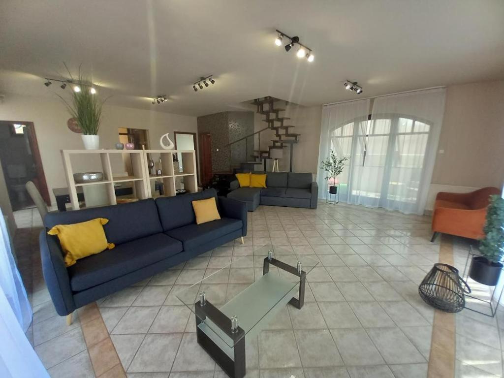 Lujza Apartman Goedoello Apartment Екстериор снимка