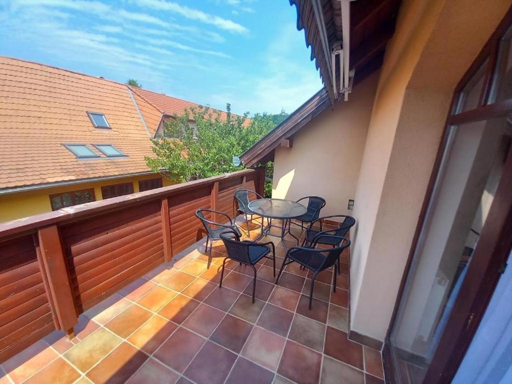 Lujza Apartman Goedoello Apartment Екстериор снимка