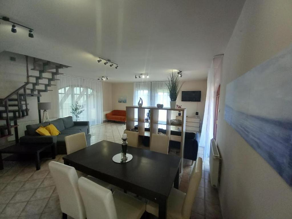 Lujza Apartman Goedoello Apartment Екстериор снимка